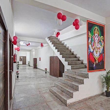 Hotel O Avs Hotel & Restaurant Noida Bagian luar foto
