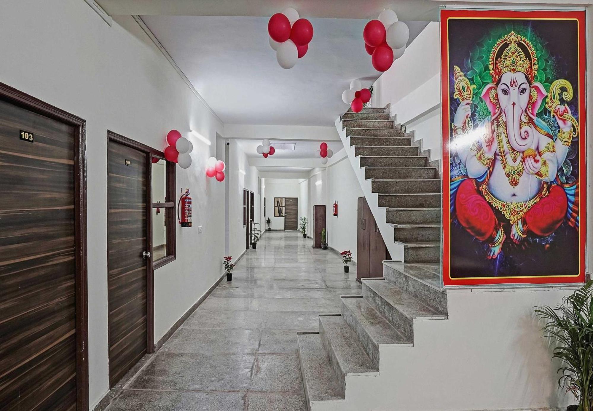 Hotel O Avs Hotel & Restaurant Noida Bagian luar foto