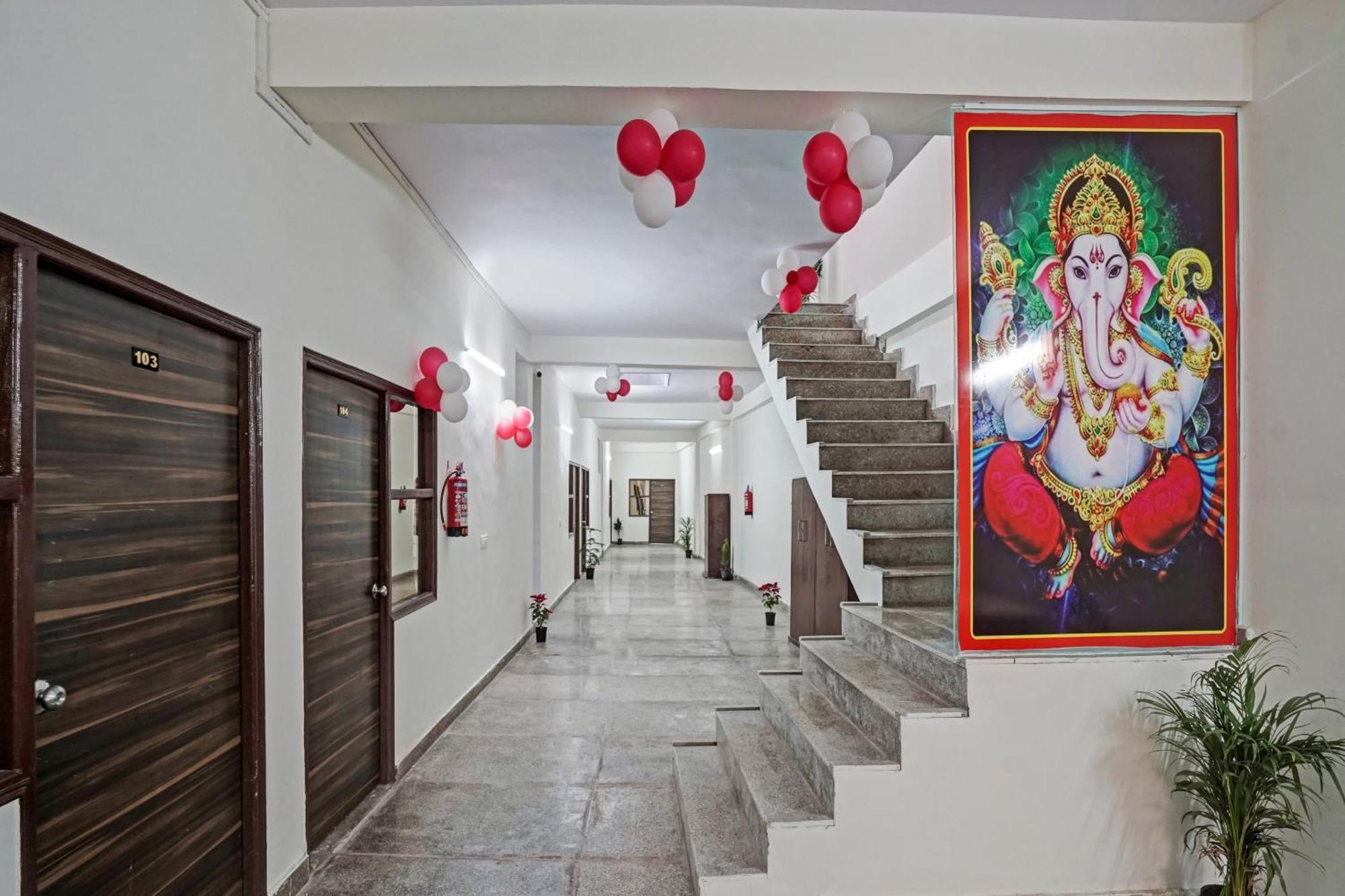 Hotel O Avs Hotel & Restaurant Noida Bagian luar foto