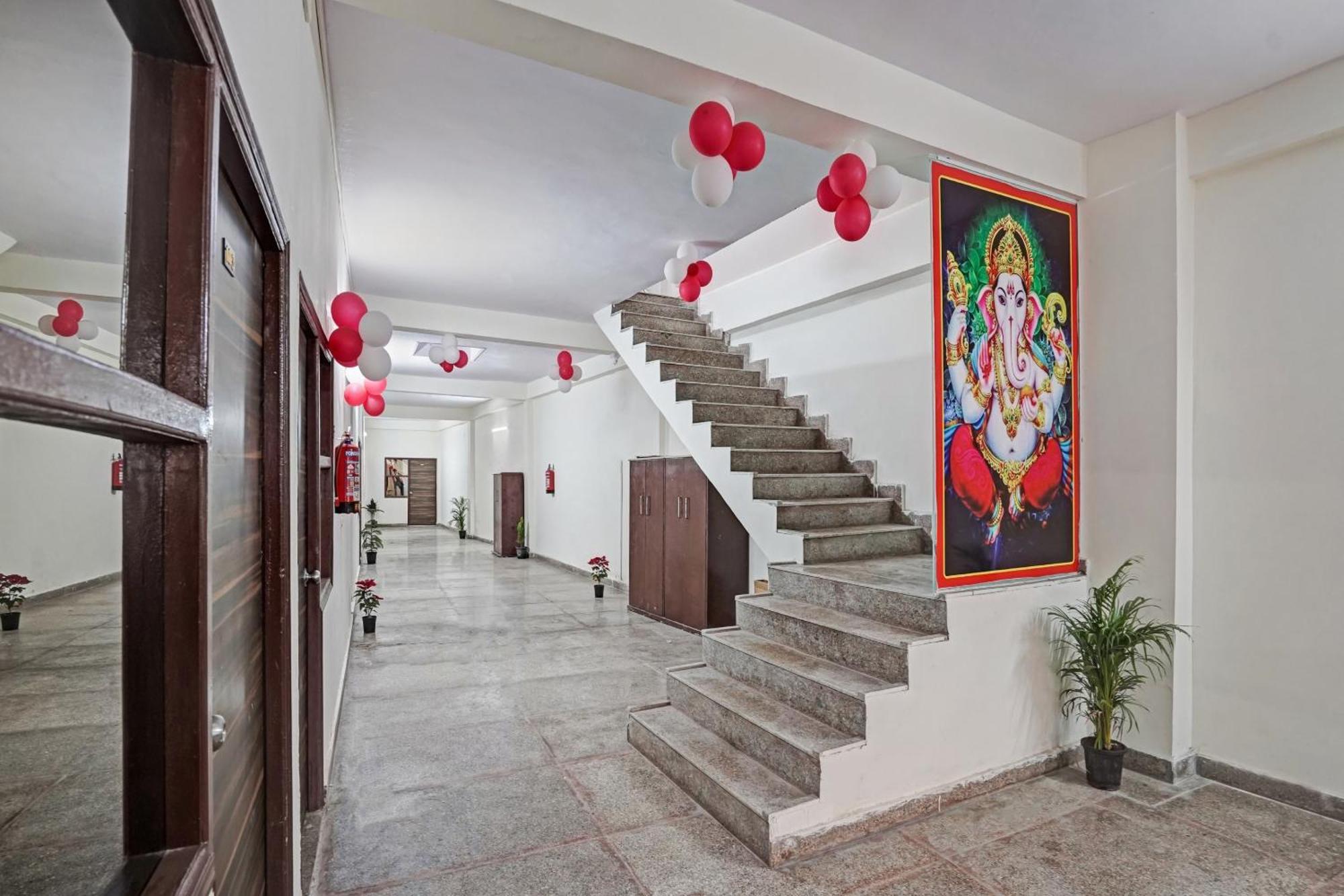 Hotel O Avs Hotel & Restaurant Noida Bagian luar foto
